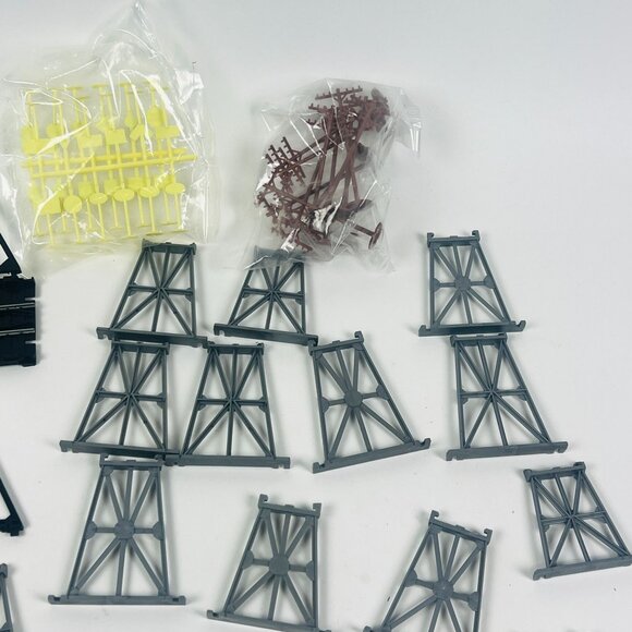 Bachmann Over & Under Blinking Bridge With 50 Bridge Supports - Picture 4 of 7